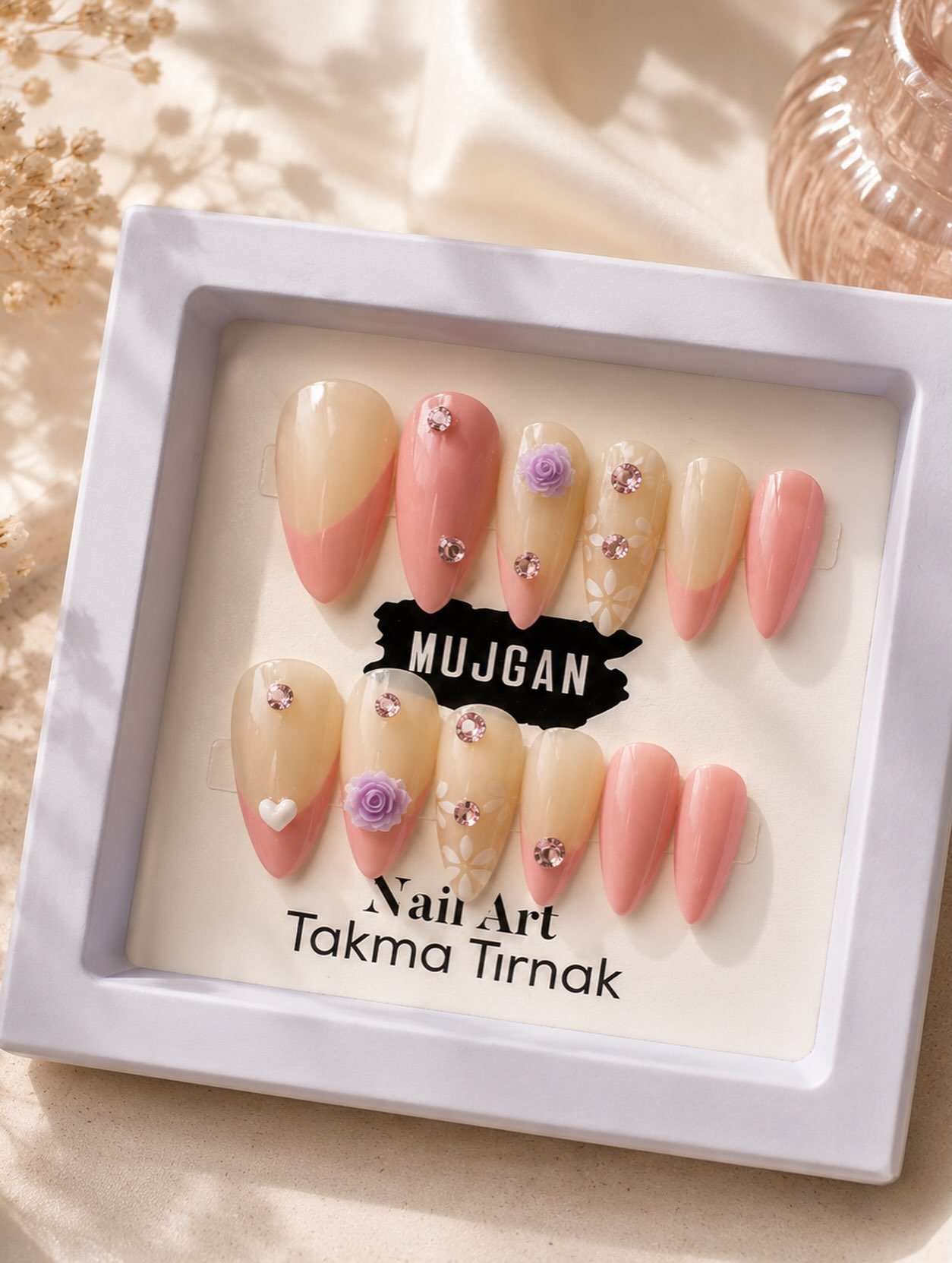 Pembe tonlarda, taşlı 'Mujgan Nail Art' takma tırnak seti