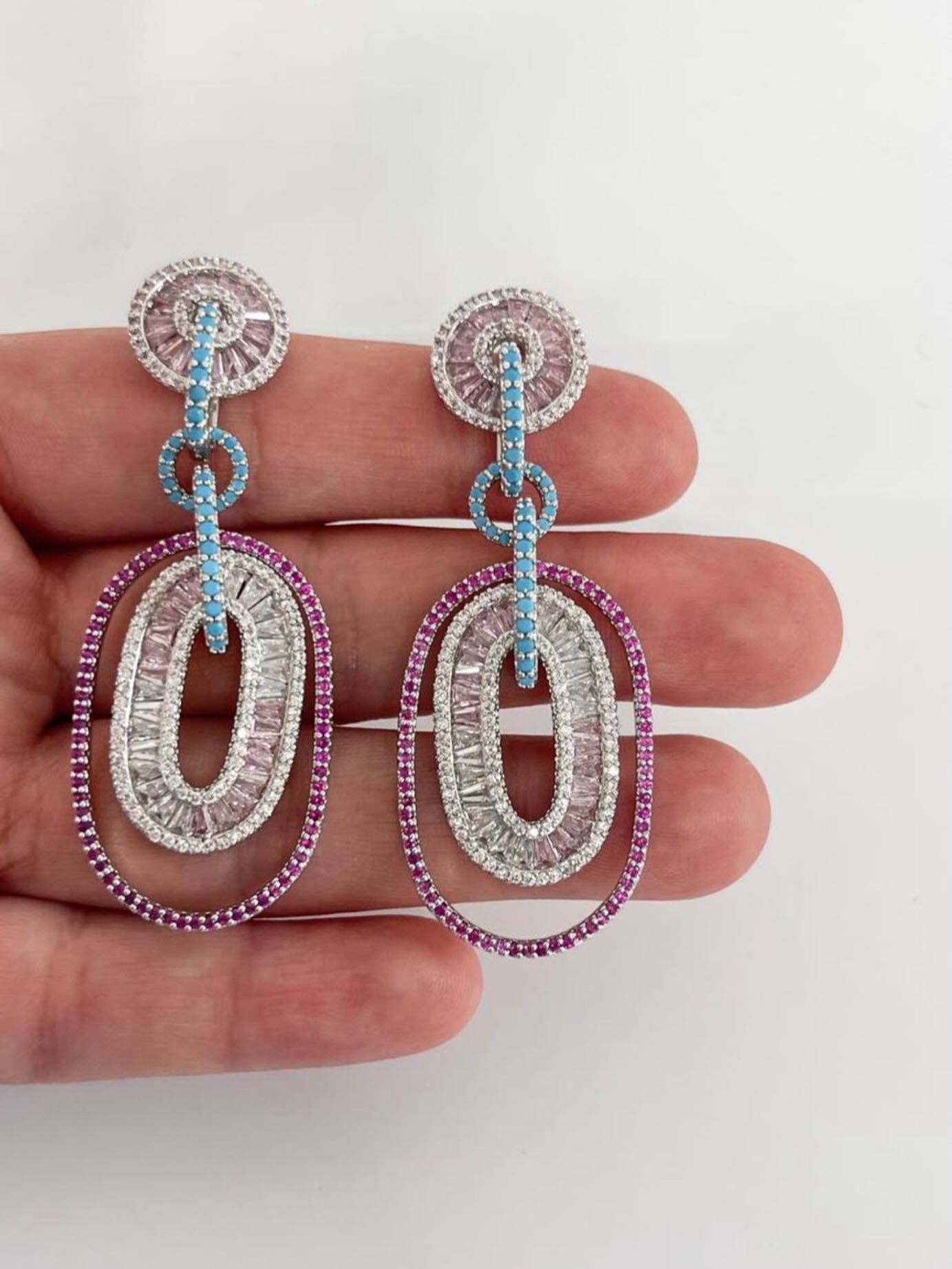 Mavi ve pembe baget taşlı, oval sarkantılı küpe ikilisi